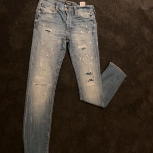 Jack & Jones slim Glenn med slitningar  - Säljer dessa stilrena slim glenn från Jack&Jones, passar perfekt året om.