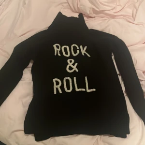 Svart polotröja från Zadig & Voltaire - Säljer min jätte fina tröja från Zadig &voltaire pågrund av att jag tyvärr inte använder den så mycket.  jag har bara använt den 3 gånger så den är k väldigt fint skick. Tryck gärna på köp nu och skriv om du har några fler frågor❤️