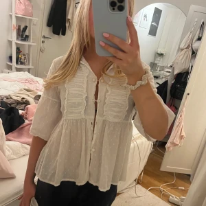 Vit odd Molly blus - Hej, säljer en söt blus från oss Molly😇