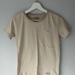 Beige t-shirt Iconic sport lager 157 - Beige T-shirt från lager 157, iconic sport i jättefint skick 