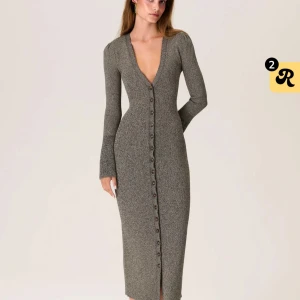 Adoore Milano dress - Snygg grå stickad klänning med v-ringning och knappar hela vägen ner. Långärmad design med en smickrande passform och slits framtill.  Storlek 36