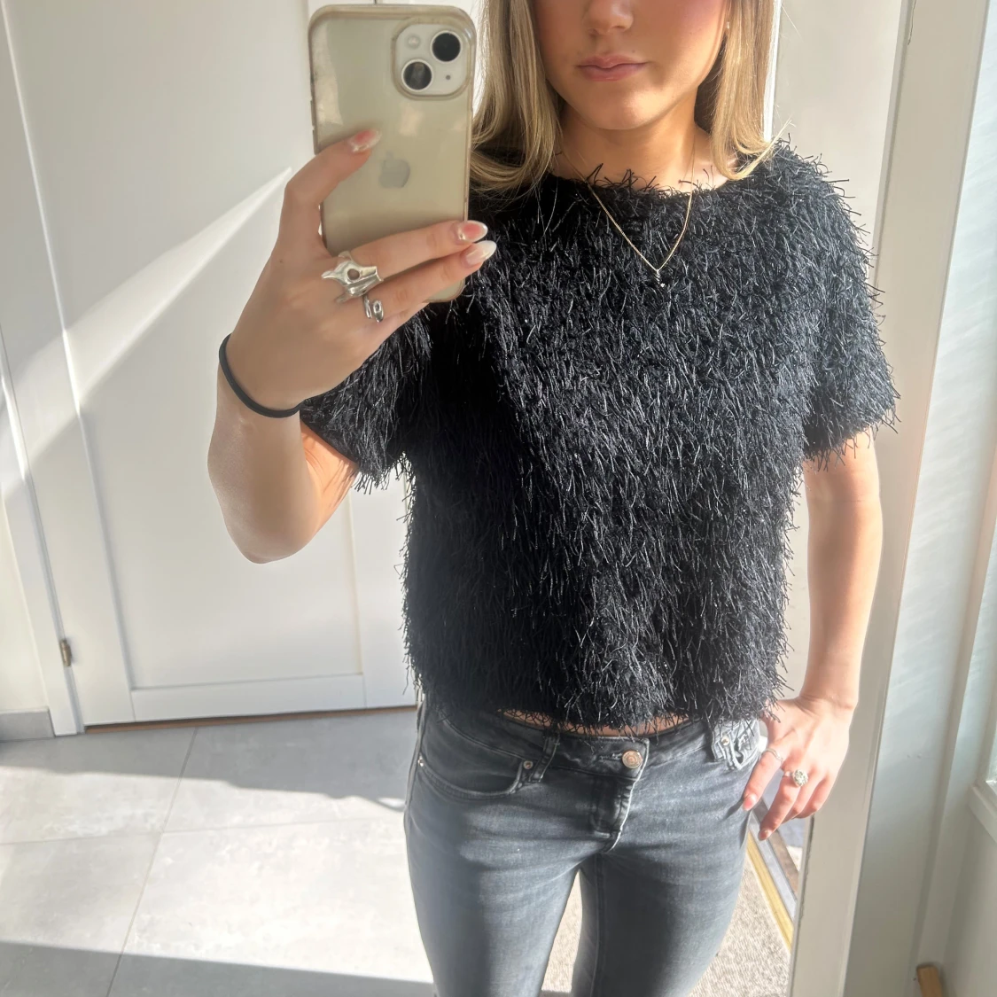 Svart fluffig topp