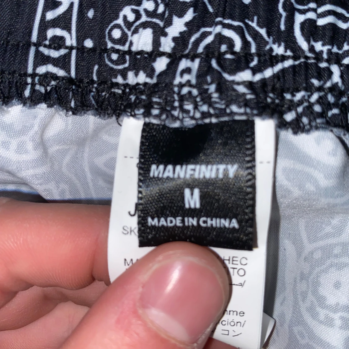 Svartvita mönstrade shorts från Manfinity - 3