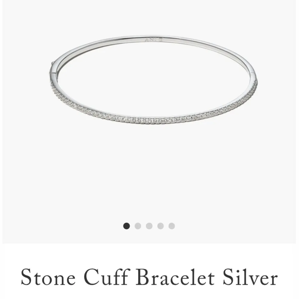 Ett armband i silver med glittrande stenar från ANI. Nästintill oanvänd. Hör av dig vid frågor 🤍😊. Asusteet.