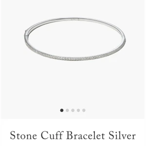 ANI Silverfärgat armband med stenar - Ett armband i silver med glittrande stenar från ANI. Nästintill oanvänd. Hör av dig vid frågor 🤍😊