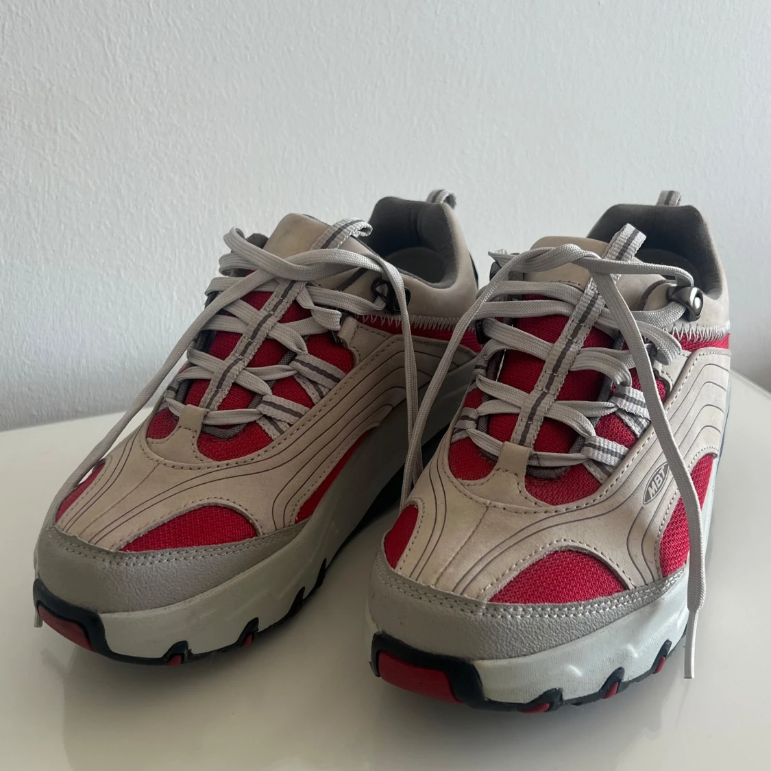 Röd och beige sneakers med snörning