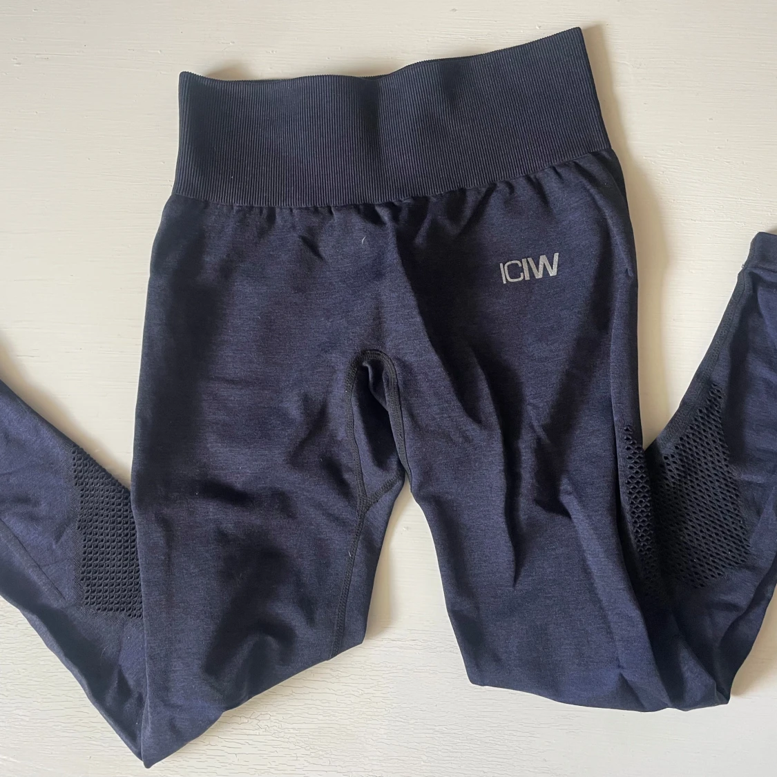 Mörkblå träningsbyxor från ICIW