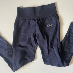 Mörkblå träningsbyxor från ICIW  - Säljer mina jättesnygga träningsbyxor från ICIW! Har aldrig använt de, då jag köpte fel storlek. Jättefint skick!! 💕💕