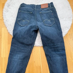 Helt nya replay jeans - Hel nya blå jeans från Replay med en relaxed tapered fit. Storlek w29, säljer endast då de var för stora för mig. Pris är diskuterbart.