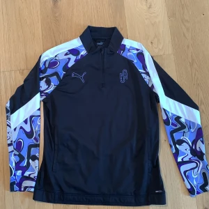 Puma x Neymar JR Collab tränings tröja. - Jag säljer nu min Puma x Neymar JR tränings tröja. Storlek L. Bra skick. Material polyester.