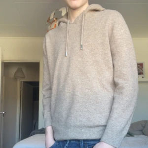 Merinoull hoodie  - Merinoull hoodie i fint merinomaterial använd vid få tillfällen och hoodien är riktigt skön och varm. Mitt pris är 549 och är diskuterbart så hör av er vid funderingar!😃