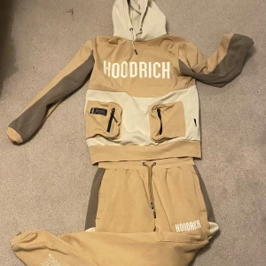 Hoodrich sätt - Säljer detta snygga Hoodrich sätt som är väldigt bra skick och pris. Påse ingår👌🏾 
