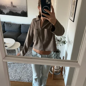 Zip up cardigan - En zip-up från åhlens, knappt använd!
