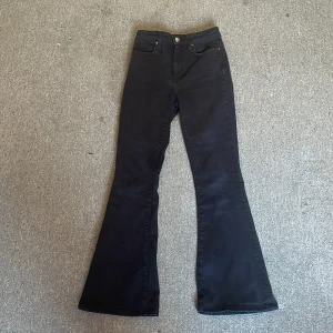 Svarta Peachy Flare byxor - Snygga svarta utsvängda jeans( aldrig använda)