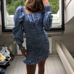  jätte fin skolavslutning klänning  -  så fin på sommaren 😇😇(inte jag på bilden )