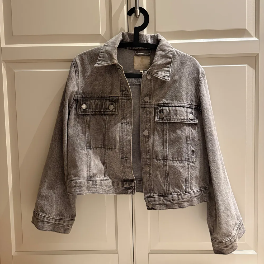 Jättefin jeansjacka från Pernilla Wahlgrens kollektion, i nyskick och inga defekter!💕. Takit.