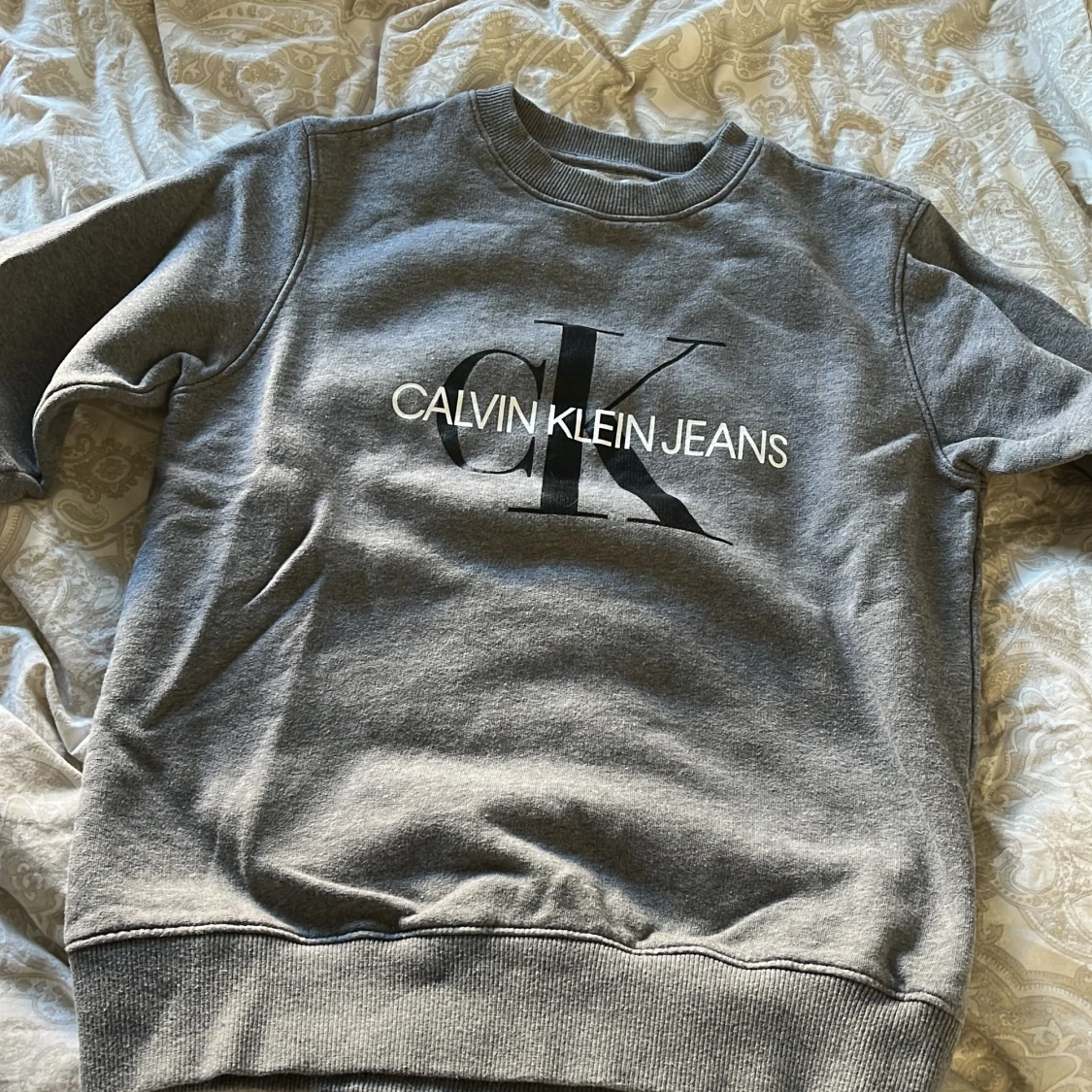 Grå sweatshirt från Calvin Klein Jeans