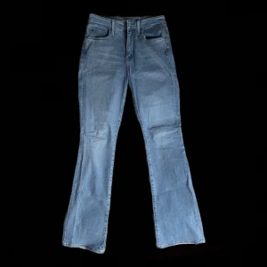Blå bootcut från Levi's - skit snygga blåa lågmidjade bootcut jeans från Levi’s. köpta förra sommaren, använda ett fåtal gånger och nytvättade. har helt enkelt bara inte kommit till någon mer användning än så tyvärr. storlekslappen är bortklippt pga obehag men jeansen sitter som M/38 funkar, dom har stretchiga material så passar också S/36 och L/40! inga spår av användning på jeansen alls, priset går att diskuteras det är bara att höra av sig! 