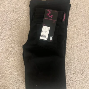 Helt nya lågmidjade Cheap Monday jeans -  Helt nya jeans som är slutsålda,bara är testade då jag tyvärr beställde i fel storlek🥰