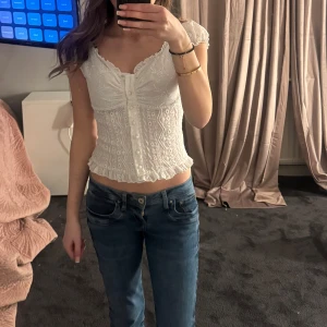 Vit spetsblus med knappar - Super fin spetstopp, perfekt nu till vår och sommar 