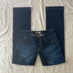 Lågmidjade jeans - Bra skick! Jag är 180 och brukar ha 38/m, mått: midjemått rakt över 40,5 grenhöjd 19,5 lår 25,5 innerbenslängd 84,5 benöppning 21cm💗