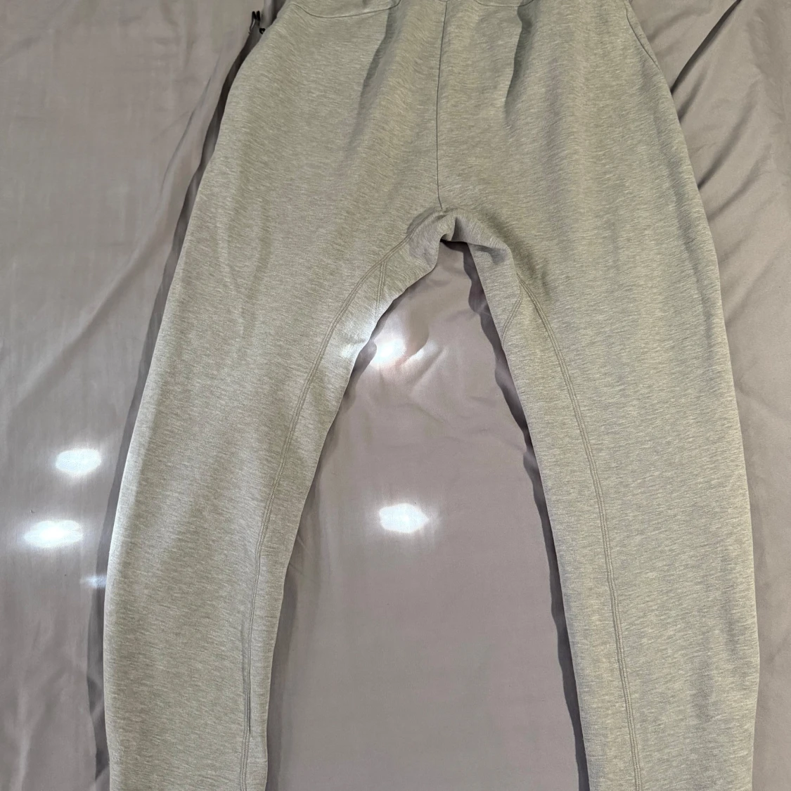 Grå mjukisbyxor från Nike - 2