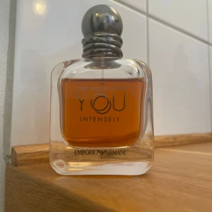 Stronger With You Intensely  - Säljer en Swy intensl 50 ml flaska. Ungefär 40ml kvar. Köpt för en månad sen. Ny pris 700kr säljer nu för 400.Pris kan diskuteras