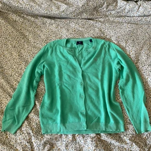 Grön kofta från GANT - Grön kofta från gant i 100% bomull. Storlek XL, alla mått finns i bilderna. Hör av dig om du har frågor 💚  #gant #oldmoney #chic #designer #cardigan #cozy 🤍