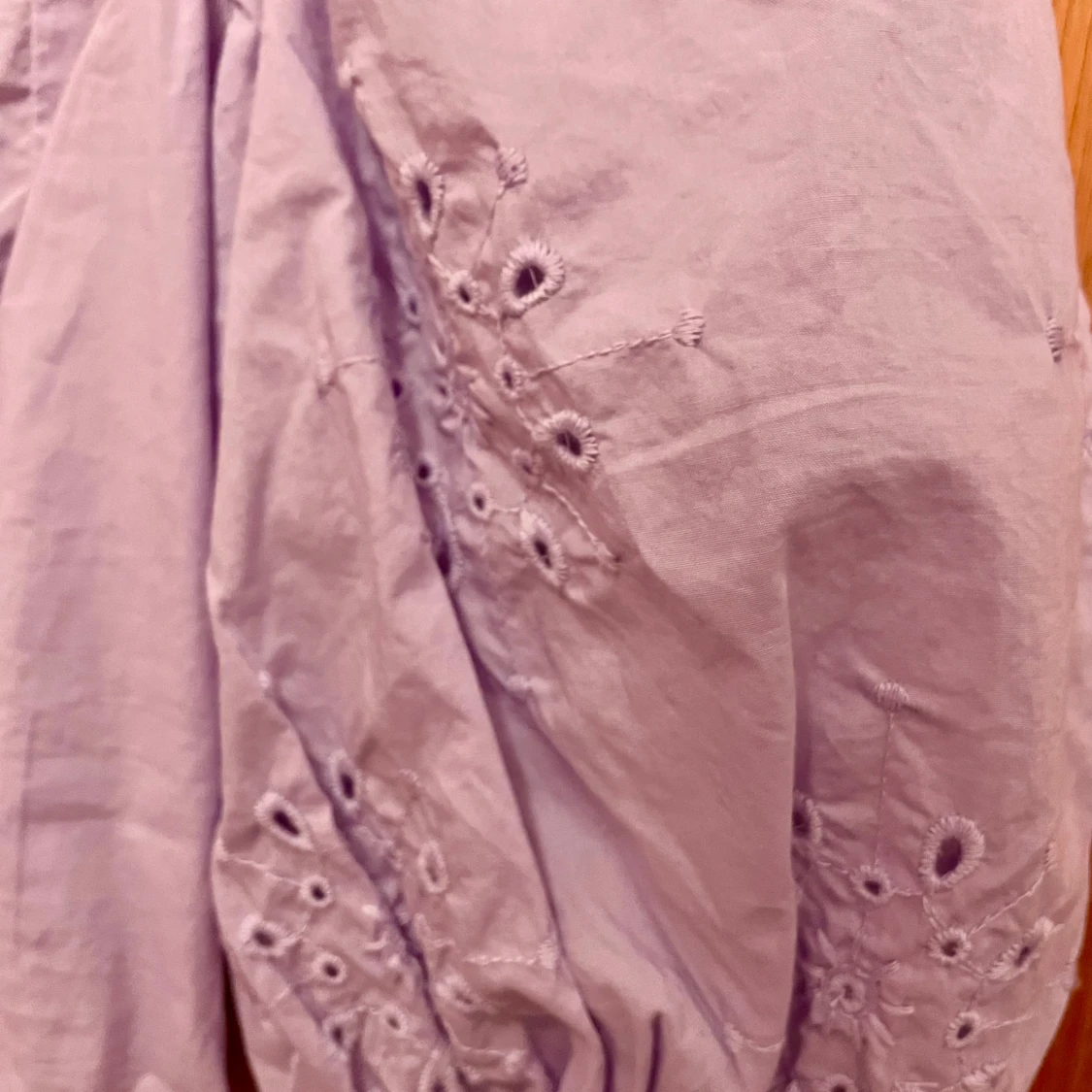 Ljuslila blus med puffärmar - 1