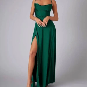 Balklänning - Grön balklänning med slits och öppen rygg. Aldrig använd då jag använde en annan till min studentbal. Perfekt till bal, bröllom mm.