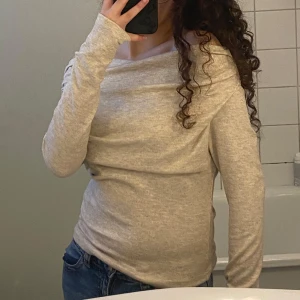 Beige offshoulder topp från shein - Snygg beige offshoulder topp med långa ärmar. Perfekt för en stilren look. Passar bra till jeans eller kjol. Säljer för att när man tog upp ärmarna så gick hela tröjan även upp. Vilket var lite irriterande men annars väldigt snygg ifall man ska bara hänga ute med vänner, jag har aldrig haft på mig den förutom en gång.