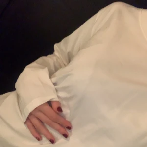 Vit långärmad tröja - Säljer en klassisk vit långärmad tröja med rund hals. Perfekt för en avslappnad stil och enkel att matcha med olika outfits.