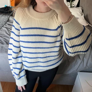 Stickad randig tröja  - Säljer denna superfina stickade tröjan med blåa ränder. Har inte använt mycket men kan vara lite nipprig ändå. 