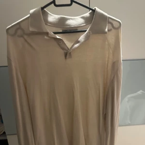 Beige pikétröja från Zara - beige pikétröja från Zara. Tröjan har långa ärmar och en klassisk krage med knappar. 