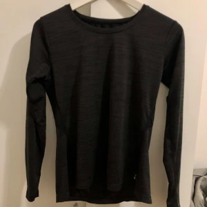 Svart långärmad tröja från SOC - Säljer en svart långärmad tröja från SOC, perfekt för träning. Tröjan har en smidig passform och är tillverkad i ett lätt och andningsbart material. Säljer då den är för stor för mig. Hade sagt att den sitter som en stor S eller vanlig M. För frågor eller fler bilder är det bara att skriva till mig 💕