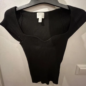 Svart ribbad topp från H&M - Bra skick!