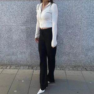 Stickad kofta - Säljer denna jättefina stickade kofta från Hollister🤍 den används alltför sällan och säljs därför. Enda defekterna syns på de två sista bilderna. Storlek S, men sitter som en XS.