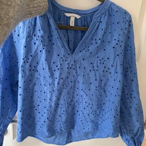 Blus med broderi  - Blus från hm, använd enstaka gånger , i väldigt fint skick , kom gärna med prisförslag ☺️