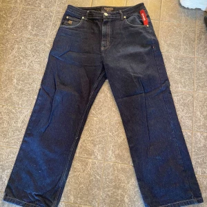 Mörkblå jeans från DNGRS - Säljer ett par mörkblå jeans från DNGRS med en baggy fit. Nästan ingen slitage.