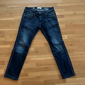 Mörkblå Replay Anbass  - Säljer ett par mörkblåa Replay jeans med en sjukt fet tvätt. Jeansen är i storlek W32 L32 men är uppsydda ungefär 3cm. Är perfekta för dig som är mellan 180-185cm (jag är 183cm)