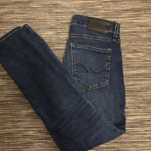 Jack&jones jeans  - Tjena, säljer nu dessa feta jeans ifrån Jack&jones| modell: slim glenn| storlek 28/30| vid frågor är det bara att höra av sig📦📦