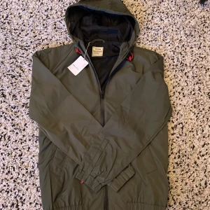 Zadig & Voltaire Jacka - Säljer nu denna riktigt snygga Zadig & Voltaire jacka i storlek XS som sitter som S. Den är helt ny med prislapp på  och är i färgen oliv grön.  Nypris ca 4000 , vårt pris 1349 . Priset kan diskuteras!!