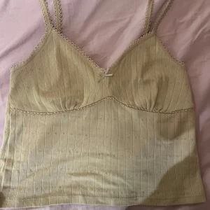 Linne pointelle  - Supergulligt linne i pointelle från Urban outfitters i storlek m. Använd några gånger men fint skick. Färgen är lite ljusgul