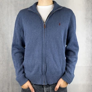 Ralph lauren fullzip - Riktigt fet fullzip från Ralph lauren i toppskick! Modellen på bilden är 184 och bär storlek L. Skriv gärna vid frågor eller funderingar 