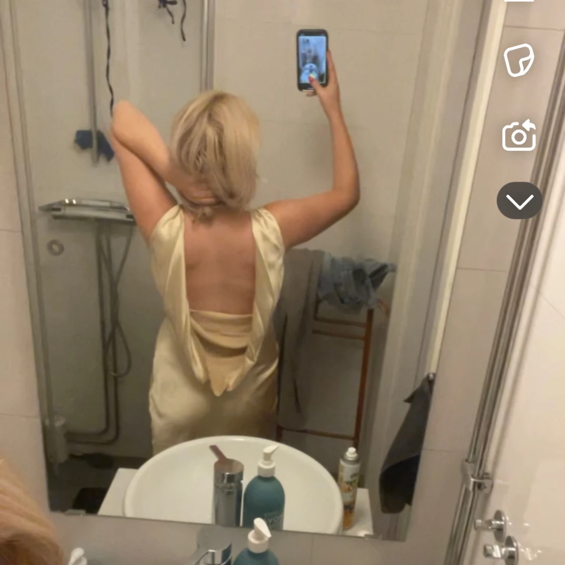 Champagnefärgad långklänning meshki - 3