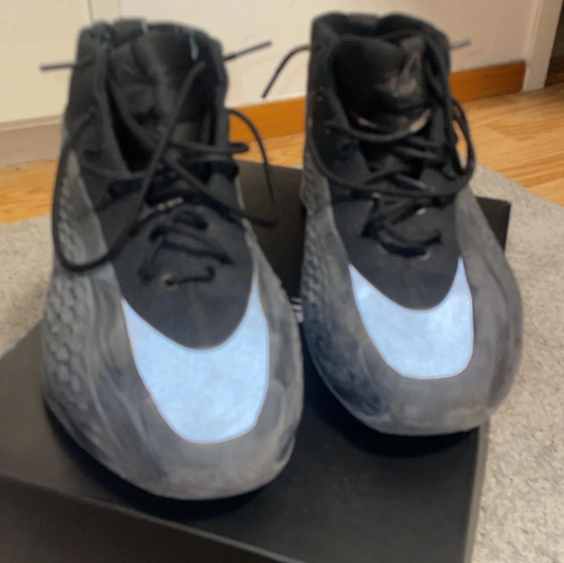 Svarta basketskor A.E. 1 - 1