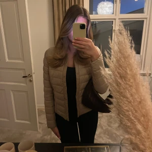 Vår jacka - Super fin beige jacka som passar perfekt till våren!💗🪷