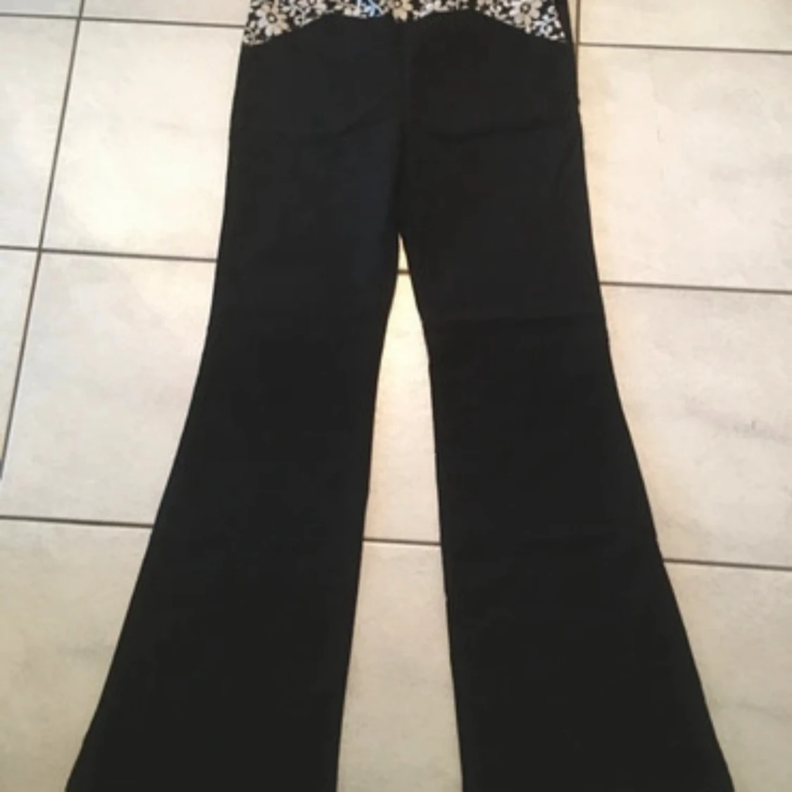 Svarta bootcut byxor med spetsdetalj - 2