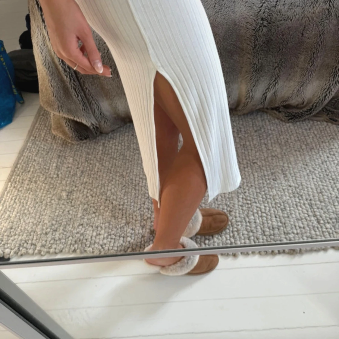 Vit ribbad långklänning med slits - 1