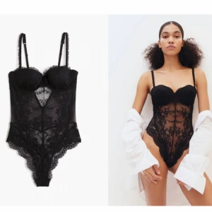 Svart spetsbody från H&M - Säljer en svart korsettbody med vadderade kupor och justerbara axelband. Hela bodyn är täckt av snygg spets med fina detaljer och en liten rosett framtill. Perfekt för att ge en edgy och elegant vibe till din outfit.